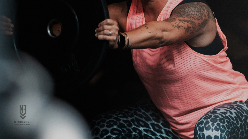 Vrouw sport met gewichtsschijf