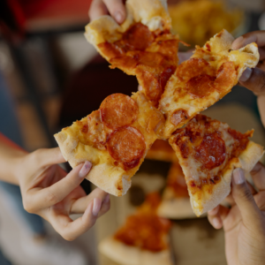 pizza met vrienden terugval na slechte dag voorkomen