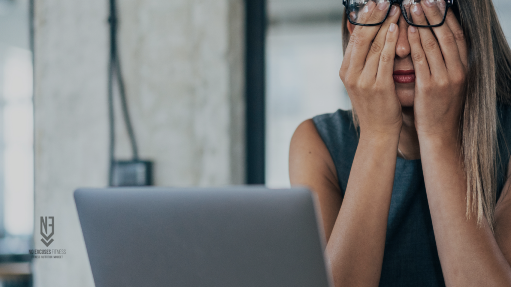 afvallen tijdens drukke periode vrouw overprikkeld achter laptop