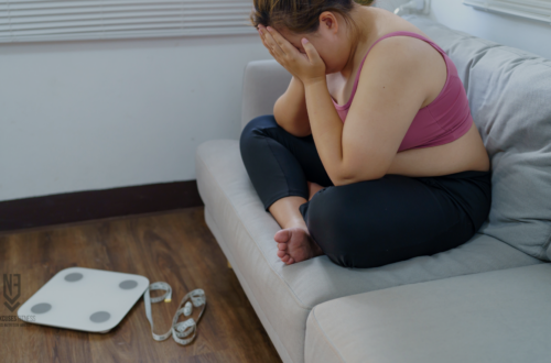 waarom-val-ik-niet-af-weekend-effect-energiebalans-gefrustreerde vrouw die weegt